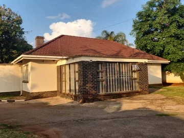 Stunning 4-Bed Eastlea Home with Flatlet 